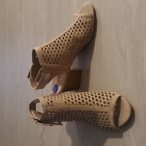 NWT Unisa Oryan-T Laser Cut Open Toe Sandals